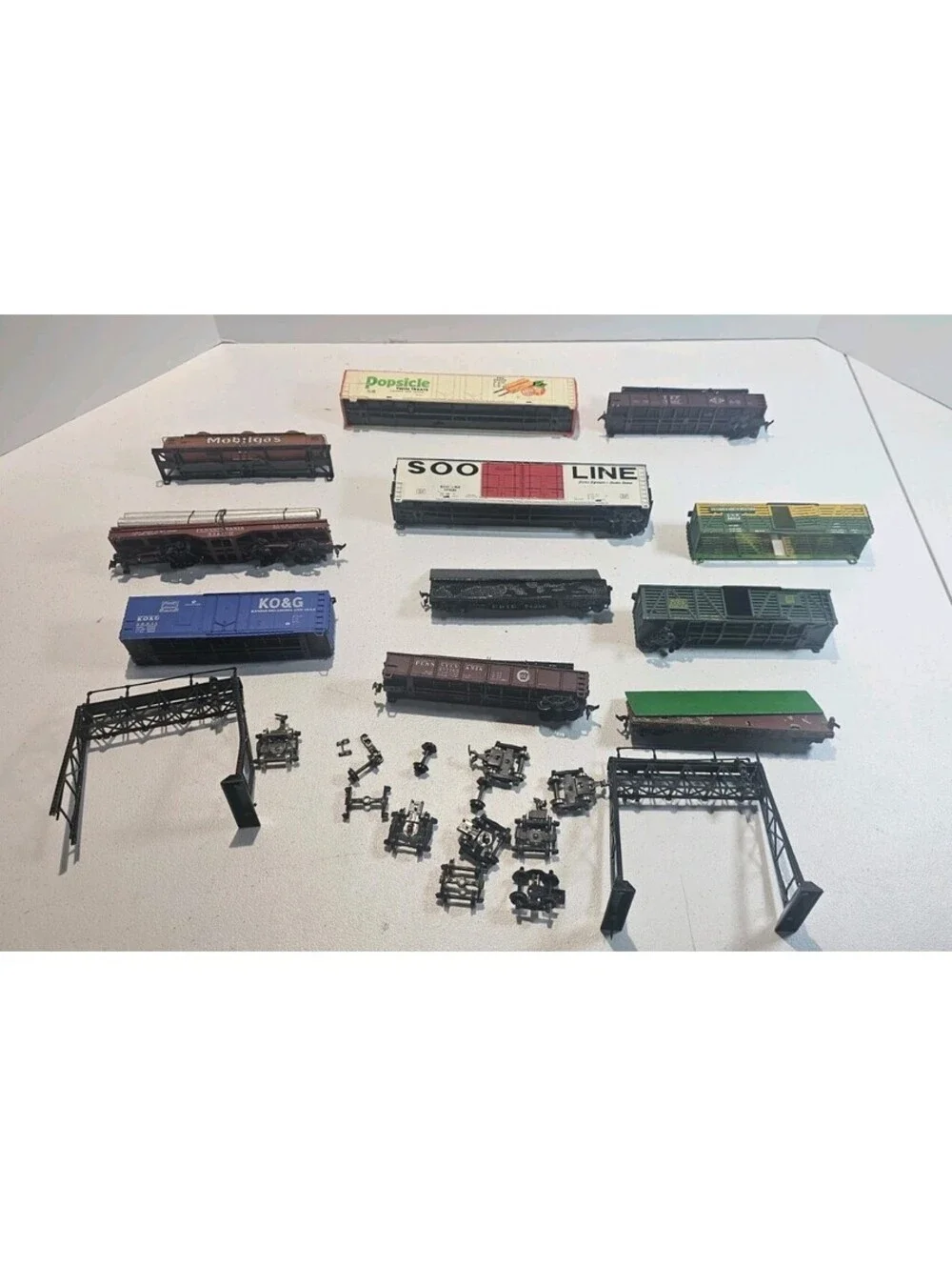 Vintage HO Scale Train Car Lot TYCO Chiquita Soo Line + Accessories Parts Repair